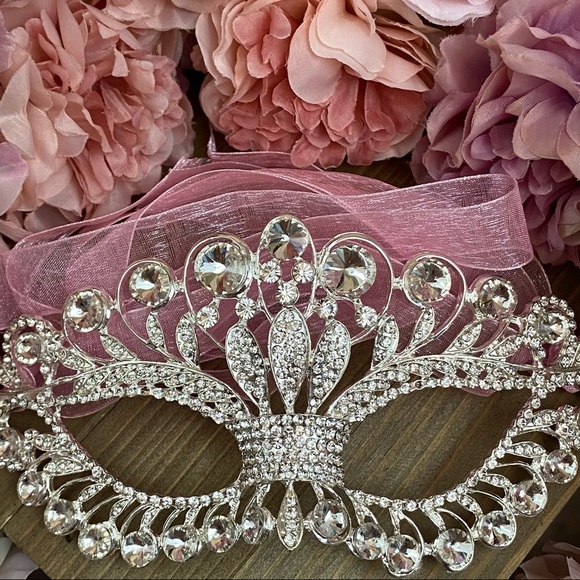 Stunning Crystal Venetian Masquerade Mask - Picture 4 of 14